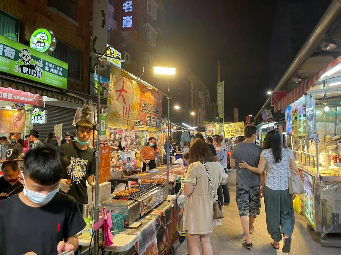 四維夜市舊場地烤物攤位與逛街人潮