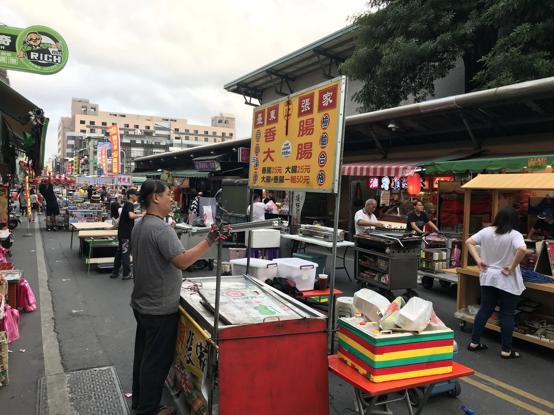 台東夜市小吃攤與用餐人潮實景